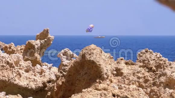 落基海滩在红海和悬崖附近的珊瑚礁埃及红海海岸度假村视频的预览图