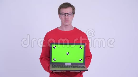 快乐的年轻帅哥展示笔记本电脑视频的预览图