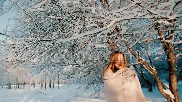 戴着温暖围巾的女人在冬天的风景视频的预览图