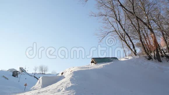 冬天男性滑雪者从山上滑下来视频的预览图