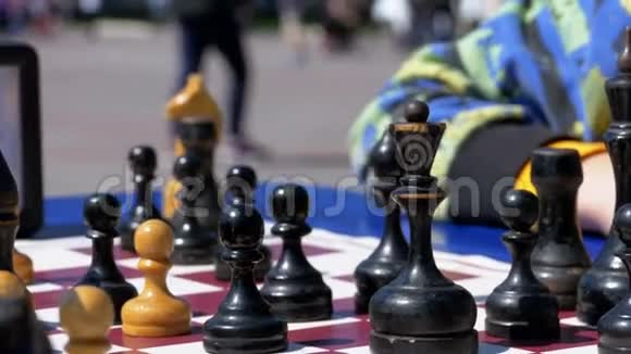 棋盘和数字儿童跳棋比赛视频的预览图