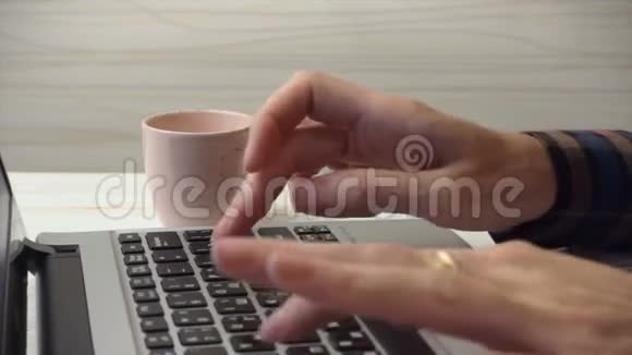 女人在笔记本电脑上打字视频的预览图