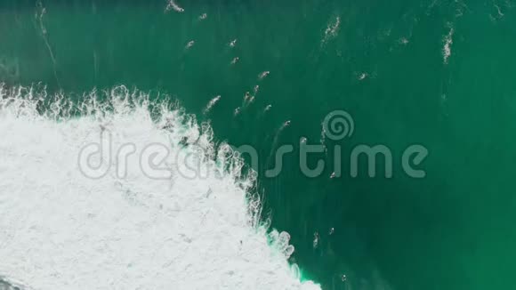 海洋和冲浪者海浪的空中视野上景冲浪和海浪视频的预览图