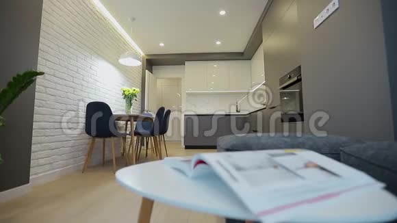 家庭内部穿过厨房现代公寓视频的预览图