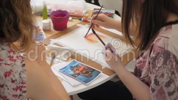 两位年轻的女画家在家画室创作工具视频的预览图