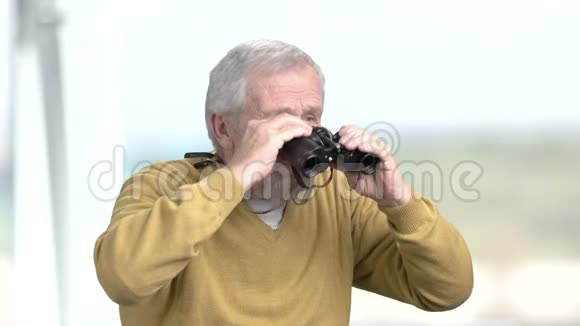 老人透过望远镜看视频的预览图