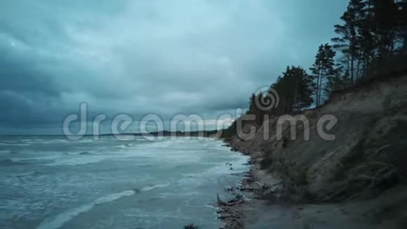 风暴过后晚上飞越波罗的海海岸视频的预览图
