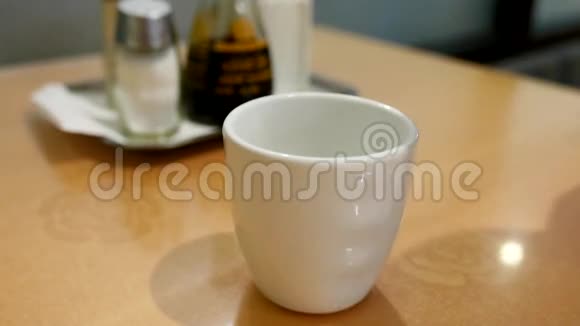在中国餐馆里倒茶视频的预览图
