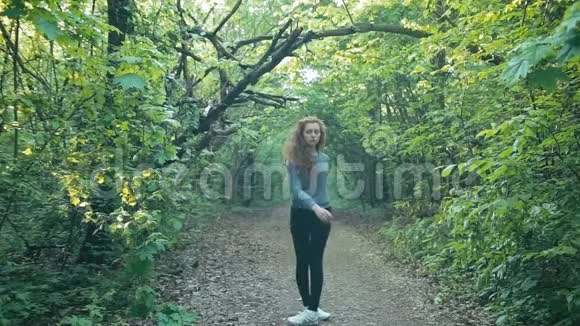 森林里的红发少女视频的预览图