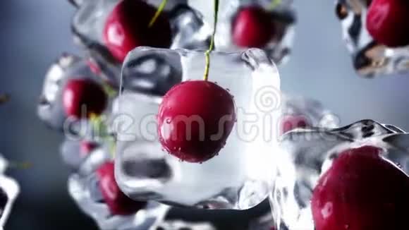 樱桃在冰块中旋转食和广播理念现实的冰材料4K动画片视频的预览图