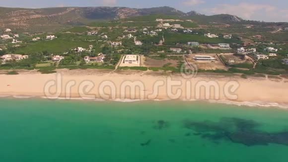 从热带海滩上空的无人机俯瞰视频的预览图