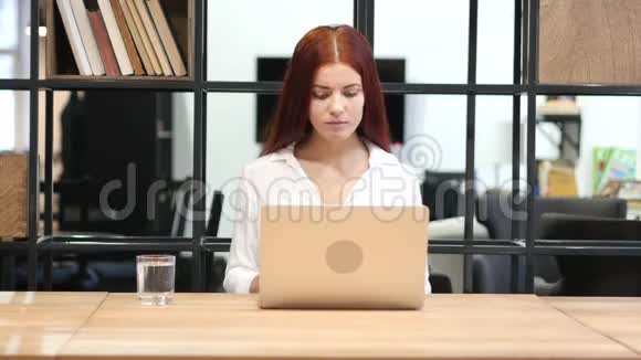 损失女人对失败的回应在笔记本电脑上工作视频的预览图