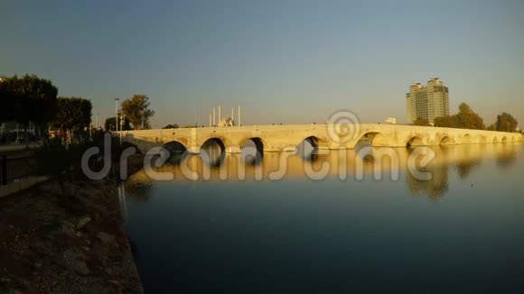 古罗马桥在土耳其城市阿达纳的中心过河视频的预览图