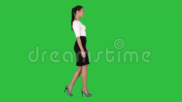 年轻的商务女性走在绿色屏幕上Chroma键视频的预览图