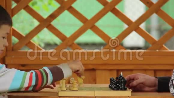 男孩下棋动一动儿子跟父亲下棋视频的预览图
