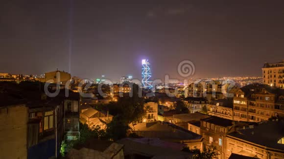 第比利斯格鲁吉亚老城区瓦屋顶和现代建筑玻璃摩天大楼之夜视频的预览图
