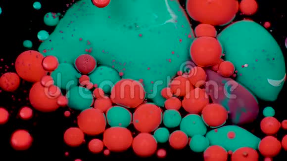 令人惊叹的红色和绿色油漆气泡在油表面油漆视频的预览图