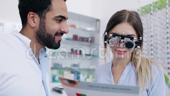 眼科诊所眼科医生测试女性视力视频的预览图