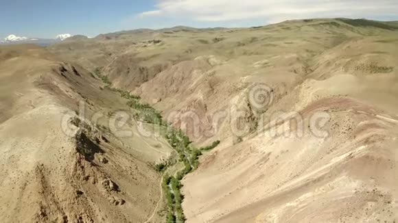 有色岩石飞越南山红岩组空中射击4K视频的预览图
