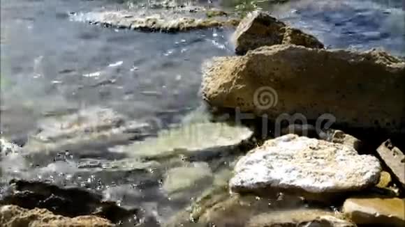 海洋和岩石视频的预览图