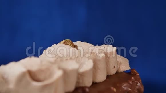 加奶油和坚果的蛋糕巧克力蛋糕和坚果和巧克力片巧克力焦糖蛋糕和坚果视频的预览图
