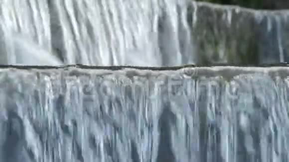 河流的水流在河流的诞生中流动视频的预览图