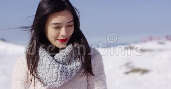 滑雪坡上穿毛衣的漂亮年轻女子视频的预览图