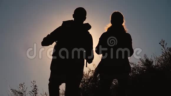团队合作游客旅游概念慢动作视频徒步旅行剪影快乐的家庭夫妇男女一起徒步旅行视频的预览图