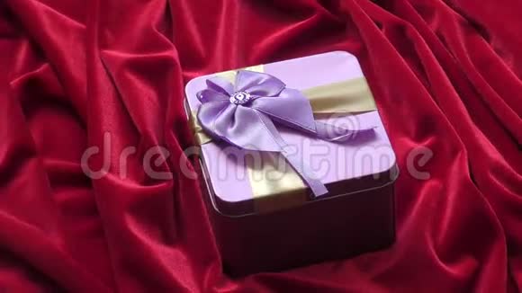 盒子里的礼物视频的预览图