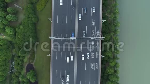 空中无人机观高速公路多层次连接道路与移动汽车在日落汽车正在多层公路上行驶视频的预览图
