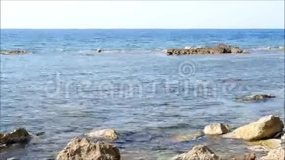 海洋和岩石视频的预览图