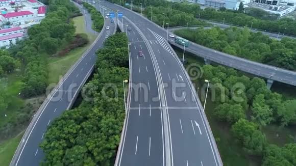 空中无人机观高速公路多层次连接道路与移动汽车在日落汽车正在多层公路上行驶视频的预览图