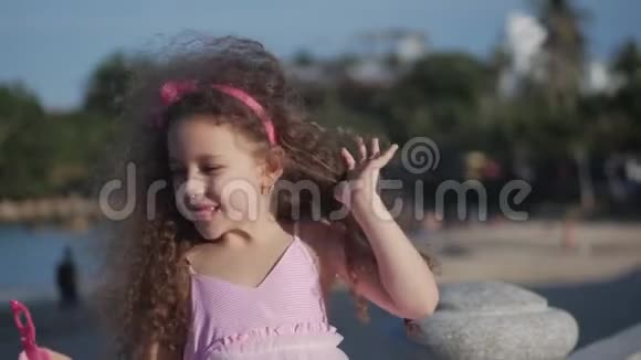 快乐的孩子在公园吹肥皂泡动作缓慢库存录像视频的预览图