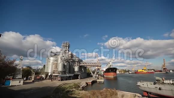 晴天海港粮食码头全景散装谷物转运至装载散装谷物的船只视频的预览图