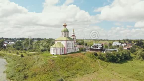 俄罗斯苏兹达尔村的一座基督教教堂视频的预览图