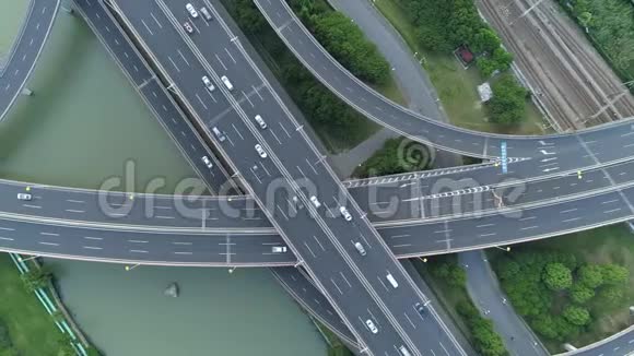 空中无人机观高速公路多层次连接道路与移动汽车在日落汽车正在多层公路上行驶视频的预览图