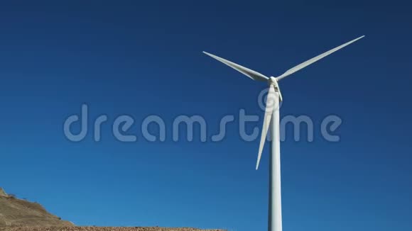 绿色能源风车涡轮机旋转农场视频的预览图