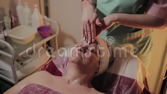 专业美容师为一位老年妇女做按摩Cosmetet创新视频的预览图