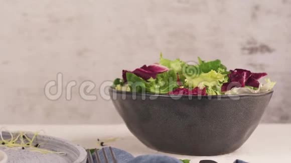 含鹰嘴豆和蔬菜的蔬菜汉堡视频的预览图