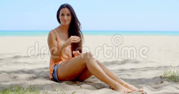 海滩沙滩上的美女视频的预览图
