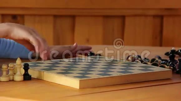 男孩下棋动一动儿子跟父亲下棋视频的预览图