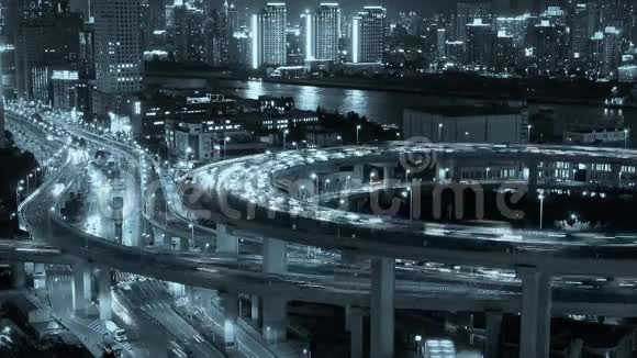时间流逝城市繁忙的交通在立交桥上的夜晚航运在河流上视频的预览图