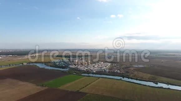从无人机可以看到小城市的景色视频的预览图