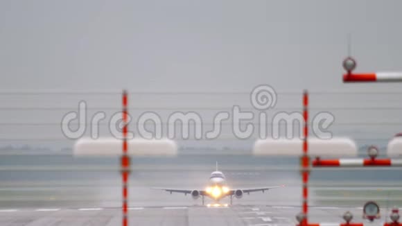 飞机在雨中起飞视频的预览图