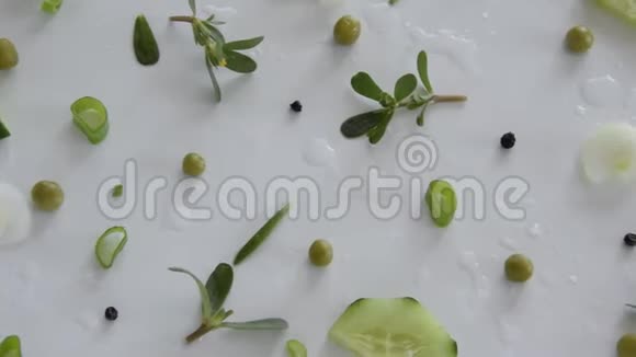 白色背景下新鲜绿色蔬菜和草本植物的组成视频的预览图