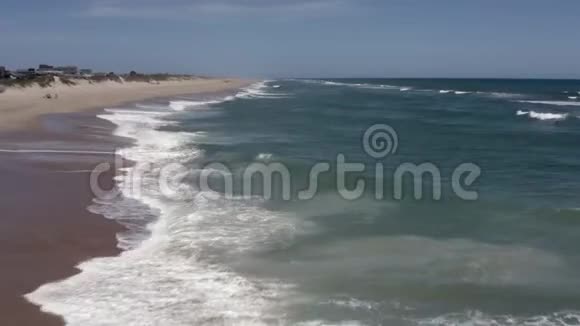 鸟瞰城镇海洋和海滩4k视频的预览图