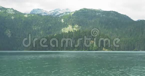 黑山杜米托国家公园的黑湖视频的预览图