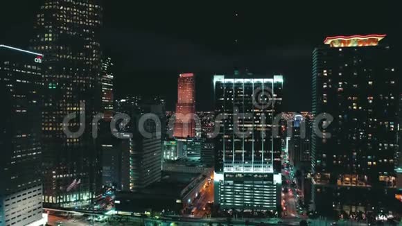 迈阿密佛罗里达州美国2019年5月空中无人机观景飞行迈阿密市中心酒店商务楼从上视频的预览图