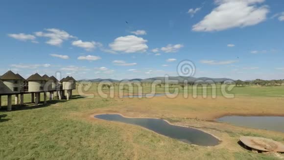 肯尼亚沃伊大约2018年6月在舒适的小屋五颜六色的景观视频的预览图