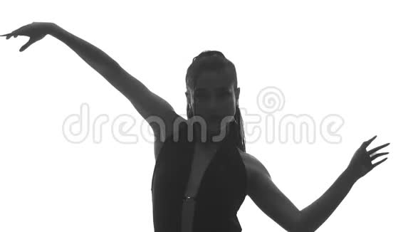 女人在画室里用白色背景跳舞视频的预览图